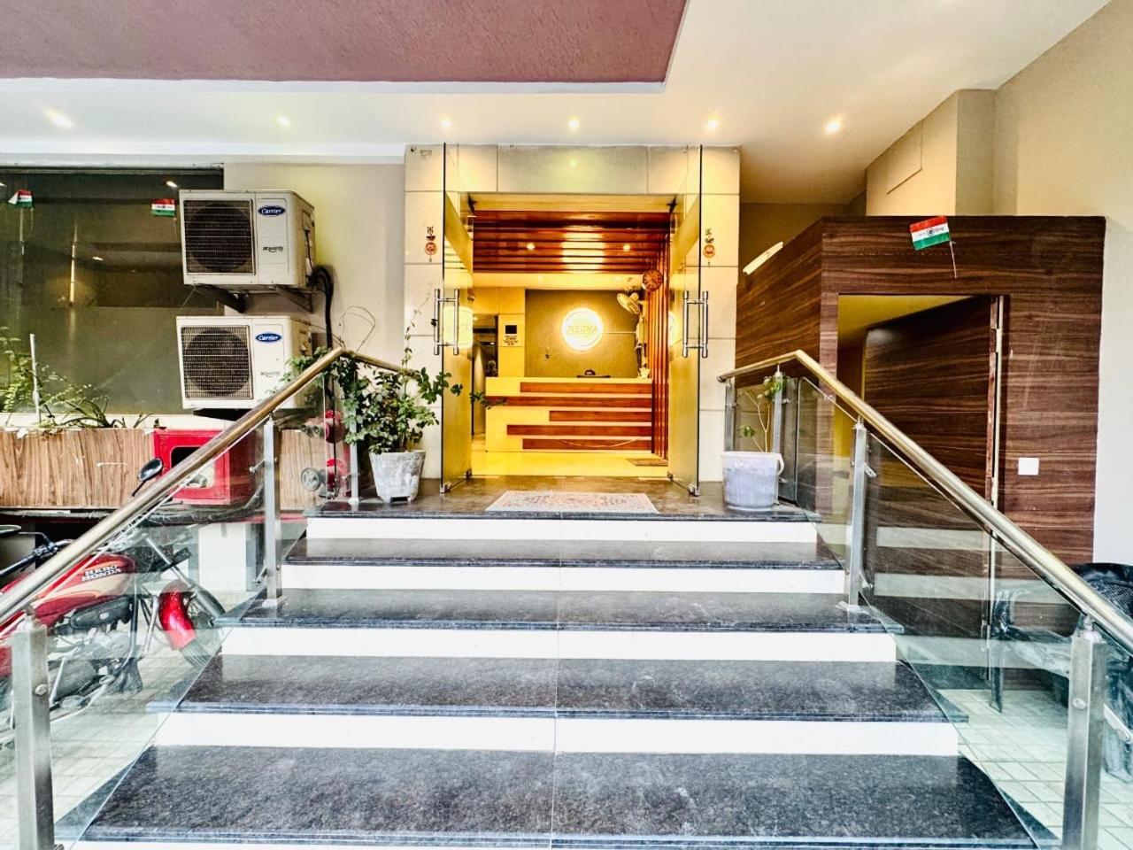 Hotel Megha Inn Лакхнау Экстерьер фото
