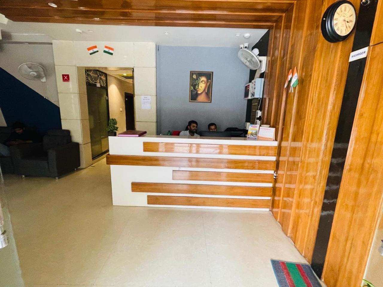 Hotel Megha Inn Лакхнау Экстерьер фото