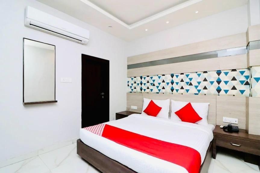 Hotel Megha Inn Лакхнау Экстерьер фото