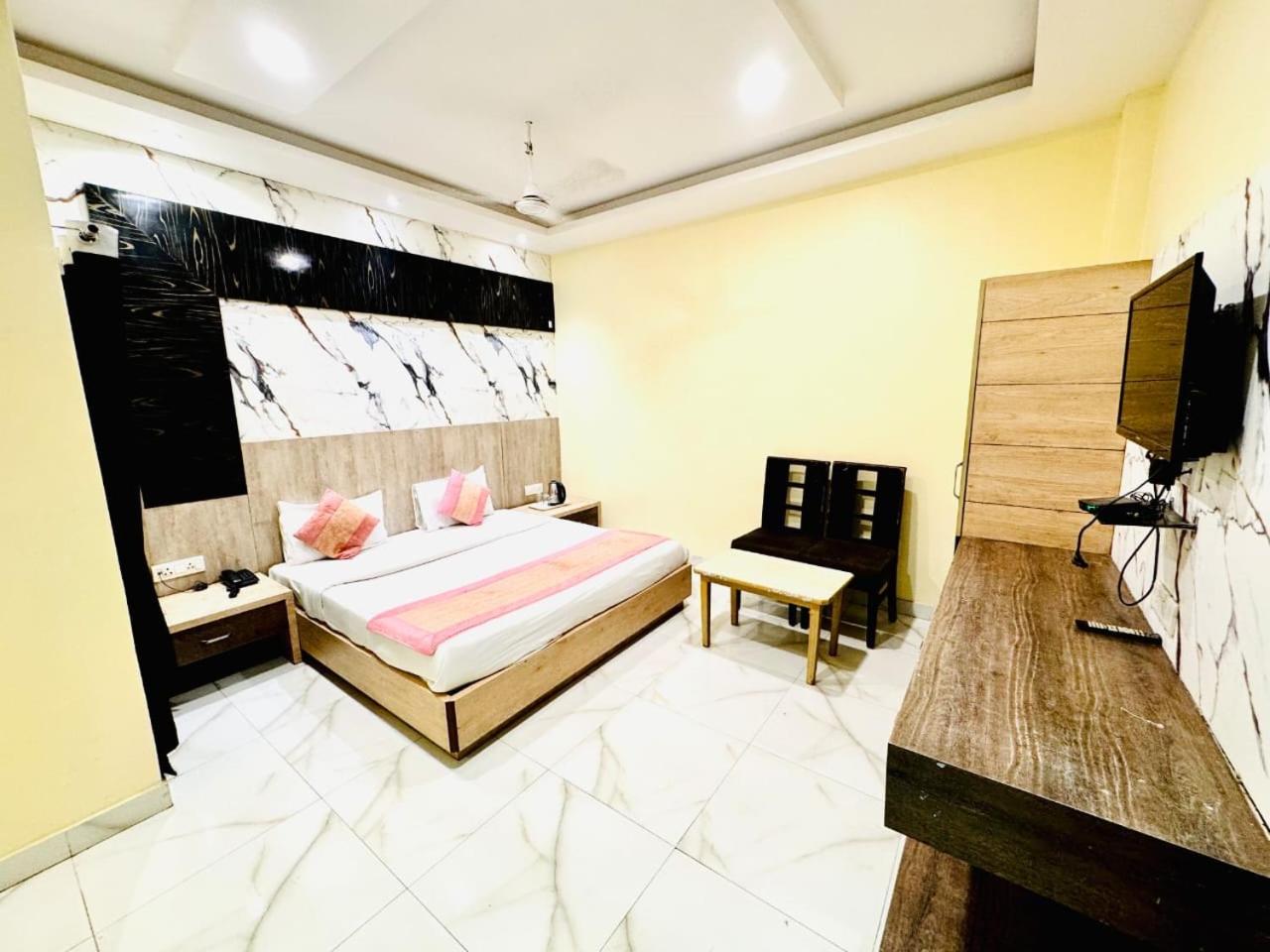 Hotel Megha Inn Лакхнау Экстерьер фото