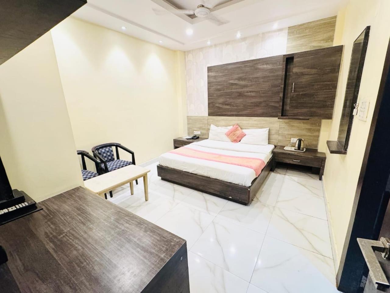 Hotel Megha Inn Лакхнау Экстерьер фото